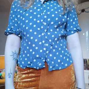 Prickig söt topp  - Jättefin (bara lite skrynklig) blus/skjorta. Storlek Small.