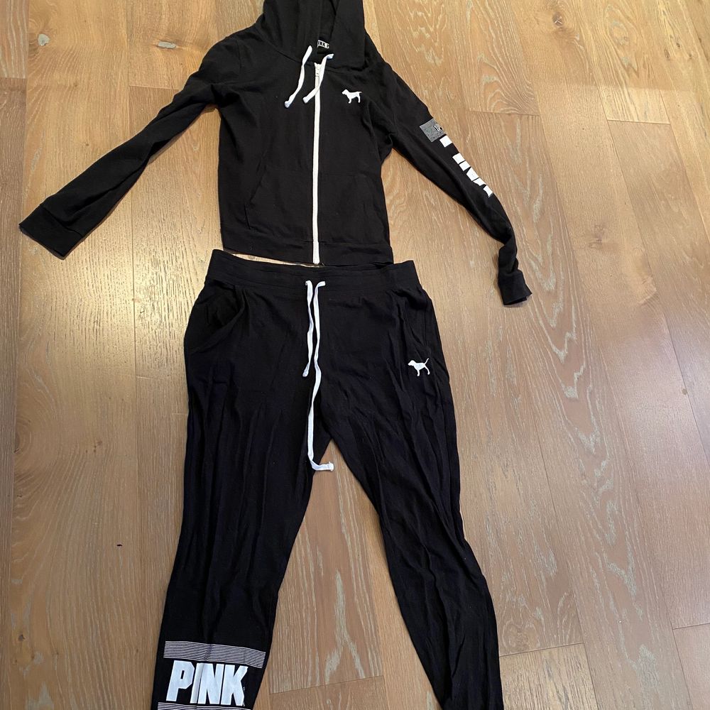 Säljer denna populära tracksuit det från PINK (Victoria’s Secret). Överdelen är i storlek M och underdelen i L. Båda är små i storleken så skulle nog säga att det passar en person som är runt S/M. Dem säljs tillsammans och går inte att köpas separat. Frakt 50kr. Huvtröjor & Träningströjor.