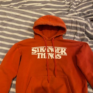 Stranger Things hoodie - Stranger things hoodie från pull n bear. Små hål längst ner i ärmet men ändå i bra skick. Skriv privat för fler bilder💗🦋 (pris kan diskuteras!)