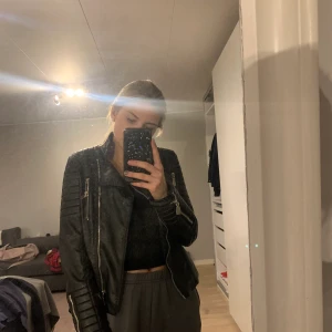 Skinnjacka från chiquelle - Grymt fint skick då den knapp använts! Skriv för fler bilder! Strl 40 tror jag och sitter bra på mig som oftast bär S och är 166cm lång! Frakten går på 63kr och betalas av er som köpate