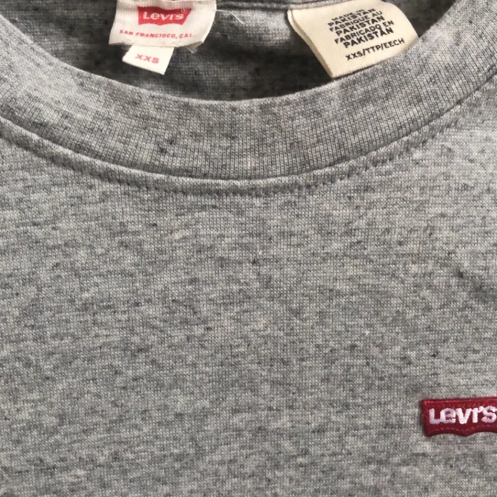 En grå levi’s tröja med levi’s märke på framsitan. Sällan använd och i bra skick. Köparen står för frakten. T-shirts.