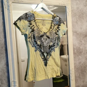 Super snygg tröja från Angels & Diamond - Exklusive tröja från Angels & Dimonds, i super fint skick. Köptes på tatuerings mässan i sthlm av tillverkaren. Ny pris 400kr ✨