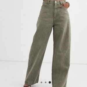 Jeans  - Khakifärgade snygga jeans från ASOS, endast använda en gång. Är 163 och har klippt de. 