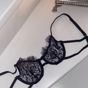 Supersnygg spets BH - Säljer en sjukt söt och sexig spets BH i svart utan tyg vid sidorna! Splitter ny och endast testad då den var för liten för mig (C-kupa). Skriv för fler bilder eller frågor💖 Nypris: 179kr. Buda gärna då det är många intresserade😊