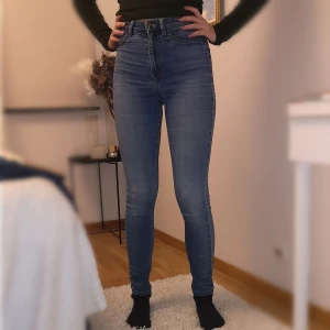 Jeans - Jeans med hög midja och storlek 36 men passar nog en 34 också. 💕 Fraktkostnad är ej inkluderad i priset💖