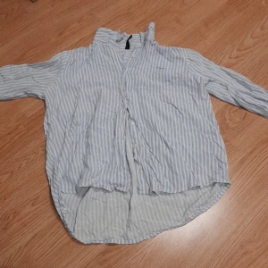 Skjorta - Fett fin skjorta som är lite kort gjord på baksidan. Ser dock ganska rund ut på bilden men är fett fin. Strl XS men passar och S väldigt bra. Den är andvänd några gånger, men är i andvändar skick. Nypris 159:- Fint under en stickat grå tröja😉