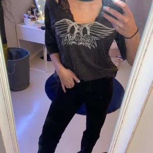 T-shirt - T-shirt från pull and bear i storlek S.