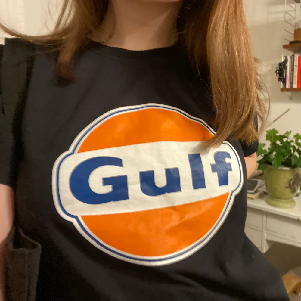 Svart Gulf t-shirt, knappt använd.. T-shirts.