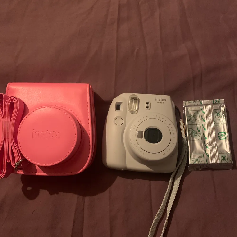 Säljer min Instax mini 9 pga den inte kommer till användning. Det tillkommer även en rosa kamera hållare och ett paket med bilder samt de bilder som redan är i kameran💞💞. Övrigt.