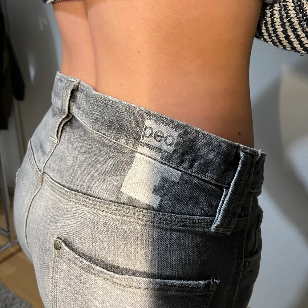 Vintage J. Lindeberg jeans i mid waist modell, raka och så trendiga med slitningar nedtill! 🐻 Midjemått: 45cm Innerbenslängd: 80cm. Frakt tillkommer, hör gärna av dig vid frågor!🤎. Jeans & Byxor.