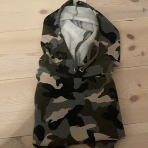 Cropped tröja - En cropped tröja i stl m men den är relativt liten i storleken. Bra skick. Nypris 175 säljer för 50 kr