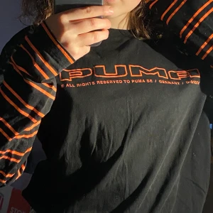 Långärmad puma tröja - Svart-orange Puma tröja, t-shirt och långärmad tröja i samma plagg. Start pris 100kr buda i kommentarerna!❤️
