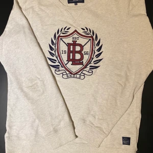 Bondelid collegetröja, stl M - Väldigt sparsamt använd. Storlek M