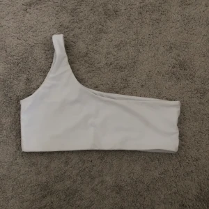 Bikini överdel  - Superfin bikini överdel💞 Saknar dock inlägg! Själv tycker jag det är så fint när bikinin har bara en axel! Storlek S! Inte använt någon gång då den inte har kommit till användning👍🏼