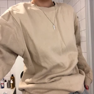 Beige collegetröja  - Beige collegetröja från H&M. Herrstolek S. Nyskick. Köparen står för frakten🌸