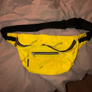 Magväska från cheap monday! - Gul mag/axelväska från cheap monday! Kan mötas upp i Lund och Malmö, även skicka och då tillkommer fraktkostnad! 