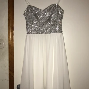 klänning  - klänning från gina tricot, aldrig använd men sitter jätte snyggt.