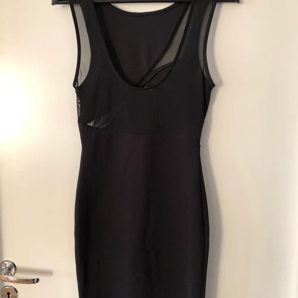 Tight svart bodycon klänning i storlek M. Mesh detaljer fram, men vanligt svart tyg över brösten. Bak - mesh på övre delen. Använd 3 gånger. . Klänningar.