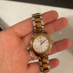 Armani klocka  - Jätte bra skick. För dam. 600kr inkl frakt. Pris kan diskuteras vid snabbaffär