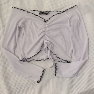 Perfekta sommartoppen💓 - Ribbad magtröja från Boohoo’s petite kollektion, använd endast 1 gång🤍