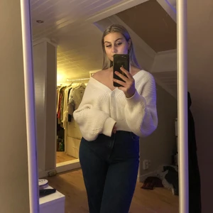 vit stickad kofta - vit stickad kofta från h&m i storlek M. knappt använd och i bra skick. köparen står för frakt