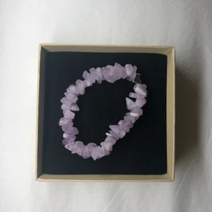 Armband - Nu säljer jag detta handgjorda armband. Armbandet är gjort av nylontråd och är väldigt elastisk, så passar de flesta handleder. Pärlorna är kristaller, är dock inte säker på vilken sort. Ser ut som ametist fast ljusare. 50 kr + frakt 💕💕Vill du designa ditt egna armband så är det bara att kontakta mig i pm och så kan vi komma överens om något☺️