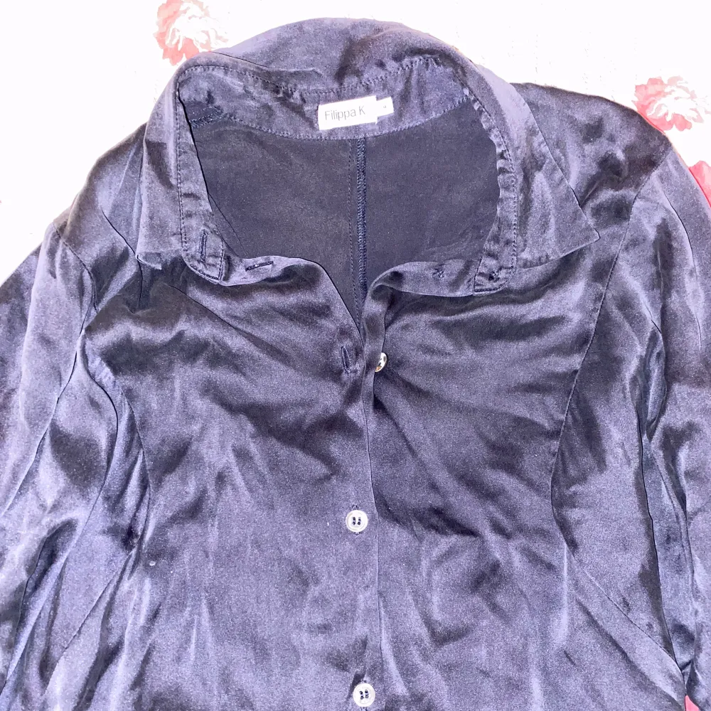 Så fin skjorta från Filippa K som jag fått men tyvärr inte kommer till användning. Marinblå. 95% silke. Köparen står för frakt🖤💙✨. Skjortor.
