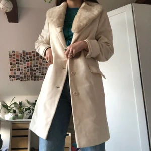 Kappa - Intressekoll på denna Kappa med fuskpäls. Som ny! Kragen är avtagbar. Varm och gosig nu till vintern. Passar till det mesta! Kom privat för mer information eller om vill köpa. Köpare betalar frakt. Visas på en s men passar både större beroende på önskad passform