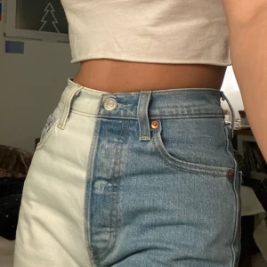 blekta ribcage levis - ljusblåa levis (straight ribcage) som jag själv blekt ena benet på. bra skick trots några blekningsfläckar på ena fickan och insidan av benet. har ytterligare en annons för samma byxor med fler bilder - kan även skicka specifika bilder vid förfrågan. 