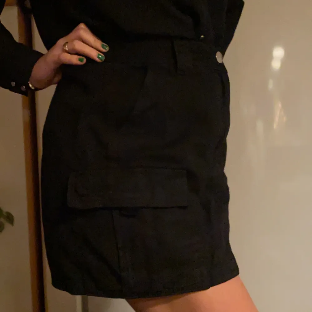 Svart kjol från Berhska knappt använd. Storlek 40 ❤️❤️. Kjolar.