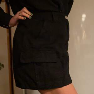 Svart kjol från Berhska knappt använd. Storlek 40 ❤️❤️