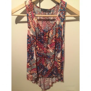  - 2 blusar i samma modell med två olika mönster. Köpt i England på primark. Använda 1-3 gånger. Otroligt fint fall, använder dem bara inte längre. 
100kr/st

OBS! Ska plagget fraktas står köparen för den här kostnaden 