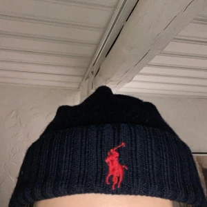 Polo Ralph Lauren mössa - Jätte fin Ralph lauren mössa som jag bara inte känt att jag vela avnvända, ser som ny ut och jag som tjej har haft den så de spelar ingen roll om kön. Köptes för 500kr men säljer för 300kr