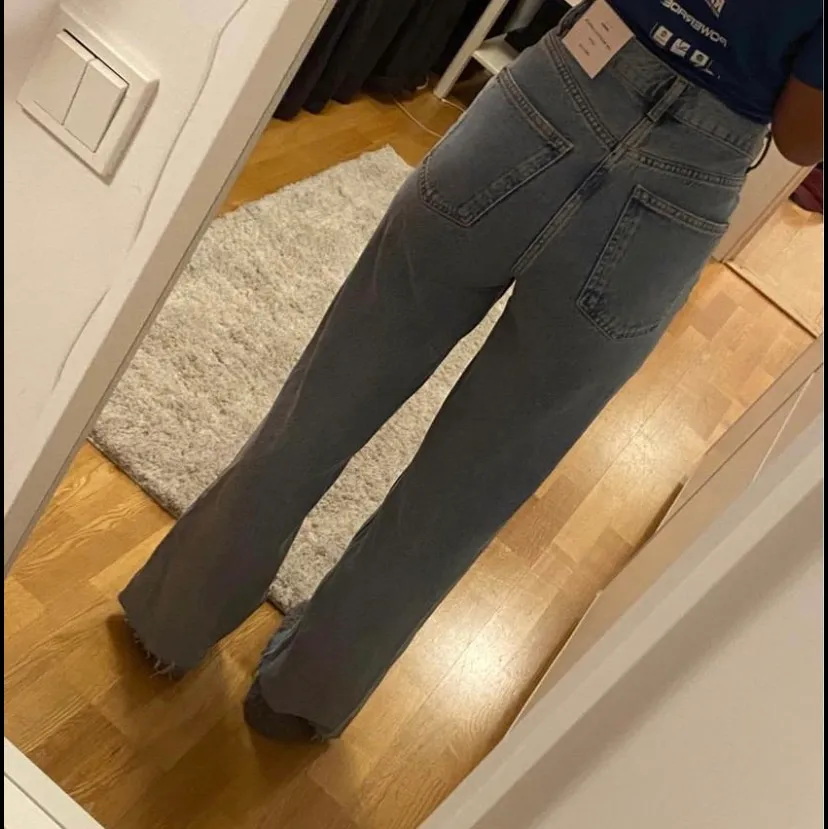 Helt nya jeans ifrån zara, storlek 34. Hon på bilden är ca 166cm. Modellen heter ”the 90’s full length”. Buda i kommentarerna!💗🥰 HÖGSTA BUD:  340kr. Jeans & Byxor.