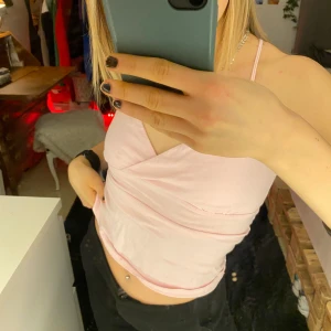 omlottlinne  - ljusrosa linnéa med tunna snören som korsas i ryggen, stl xs💞💞💞💞 