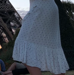 prickig kjol - Jättefin prickig halvlång kjol från hm, säljer då den är för liten för mig (2 första bilderna är gamla, sista visar inte riktigt hur lång den är då den är liten för mig) Köparen står för frakt, skriv privat vid intresse 🥰