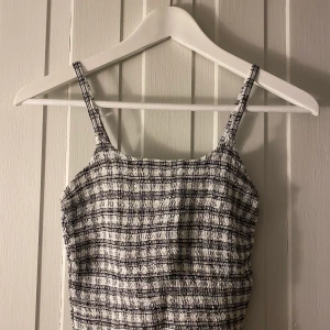 Sött linne i svart och vitt - Linne från hollister som sitter tajt och passar storlek XS, S och M.