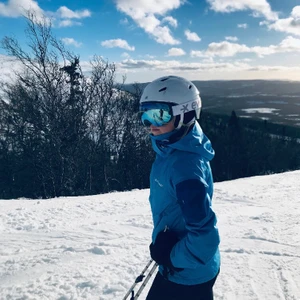 Skidjacka från Everest - En ljusblå vadderad Everest skidjacka i st 34, passar även för 36. Använd men fortfarande i bra skick. Luva, tre ytterfickor, en innerficka och en liftkortsficka. Jackan har dessutom en Recco-reflektor och vattenpelare på 10 000 mm! 😊 Köparen står för frakt🌻