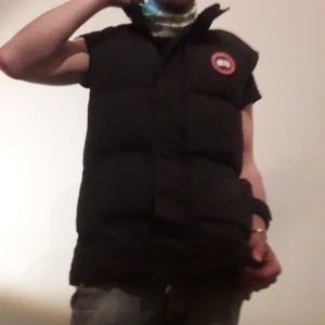 Varm väst - Varm och skön väst, tyvärr hål i fickorna där av priset bli billigare,lätt fixat 