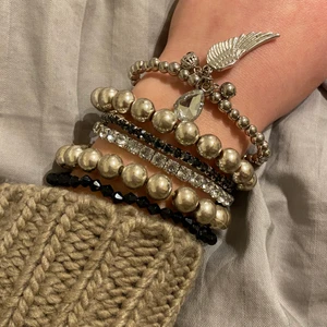 Armband - Säljer massor fina armband som tyvärr inte kommer till användning. 15kr styck. 5 för 50. Köparen står för frakt. Fler bilder fixar jag vid önskemål🎈💕😜