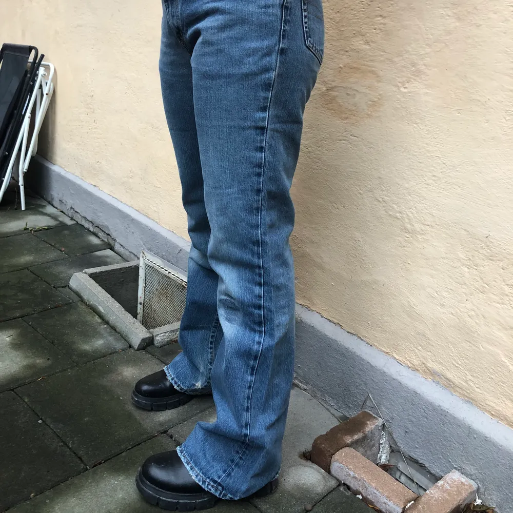 Snygga jeans bootcut sitter under naveln passar någon runt 165-170. Märkt i waist 33, length 34, men passar någon som har S-M. Jeans & Byxor.
