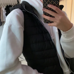 Dunväst svart med luva - Säljer denna skitsnygga svarta dunväst i storlek S, buda i kommentarerna!! (Startbud 200kr)‼️🤍öka med minst 10kr i budgivningen 