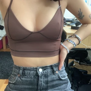 Bershka linne - Super fin bershka linne som e brun o formar sig as fint på kroppen! Aldrig använd. Storlek xs o är liten för mig som har B-C kupa. Frakten är inräknad 