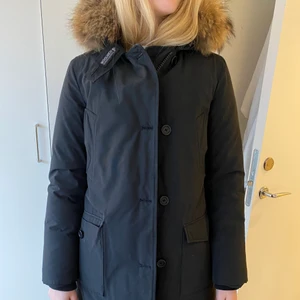 Woolrich Jacka  - Woolrich parka i rak modell, storlek XS. Väldigt fint skick - inget slitage att anmärka på! Sparsamt använd och kommer från ett rökfritt/djurfritt hushåll! Rimliga bud mottages vid snabb affär! 