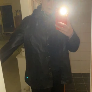 Jacka  - Otroligt fin skinn jacka/skjorta som inte längre används, ca 5-7 gånger. Den är i storlek 36 och är tunn i materialet dvs att den inte är fodrad på insidan. Passar super bra till våren som kommer. 