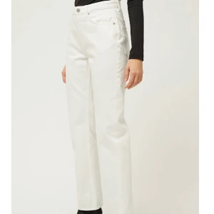 White Voyage Jeans - Säljer nu mina fina vita voyage jeans från Weekday i storleken W29 L30, har kortat ner längden något då de var för långa för mig, annars är det bra kvalite på byxorna (inga fläckar eller slitningar) 🧸