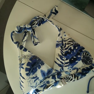 Lyxig bikinitop  - Lyxig bikinitop från Lindex "Holly & White" kollektion (heter det så)? Kör 2 för 150 med frakt inkluderad så kika om du ser nått annat av intresse! 