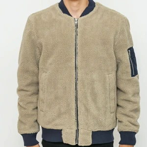 WESC teddy bombar  jacka 400kr - Endast testad ,förstor för mig ,säljer den nu för 400spänn snabb affär, nypris 1195kr !!!! PS frakt avgiftrena ska swishas till 0724411589 innan det postas då jag ej kan lägga ut