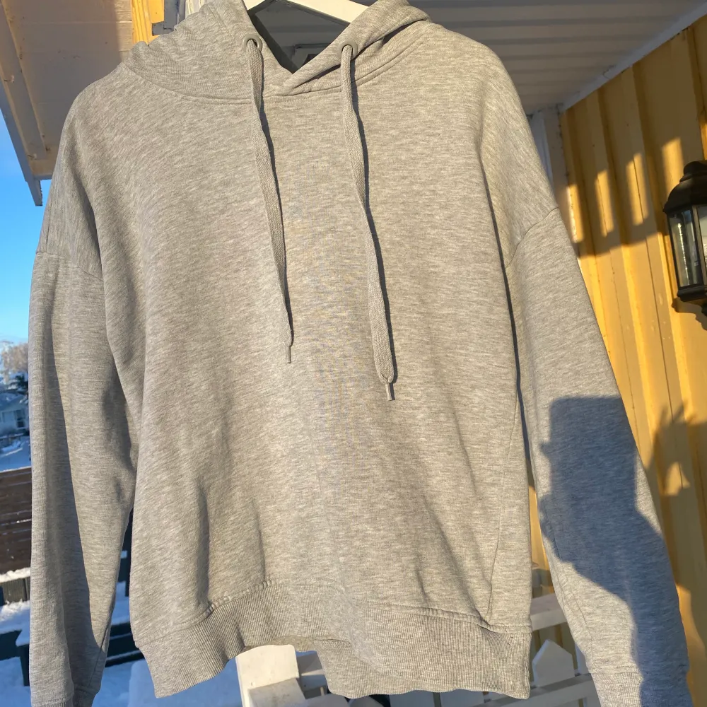 Helt vanlig grå hoodie från lager 157, perfekt basplagg i garderoben! Säljer pga att jag har 2💖. Tröjor & Koftor.