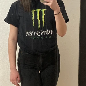 monster energy t shirt <3  - säljer min monster energy tröja pga inget använd. tröjan är unisex o passar alla kön, storleken passar allt från XXS till M men skulle säga den passar S bäst. köparen står för frakten själv <3 